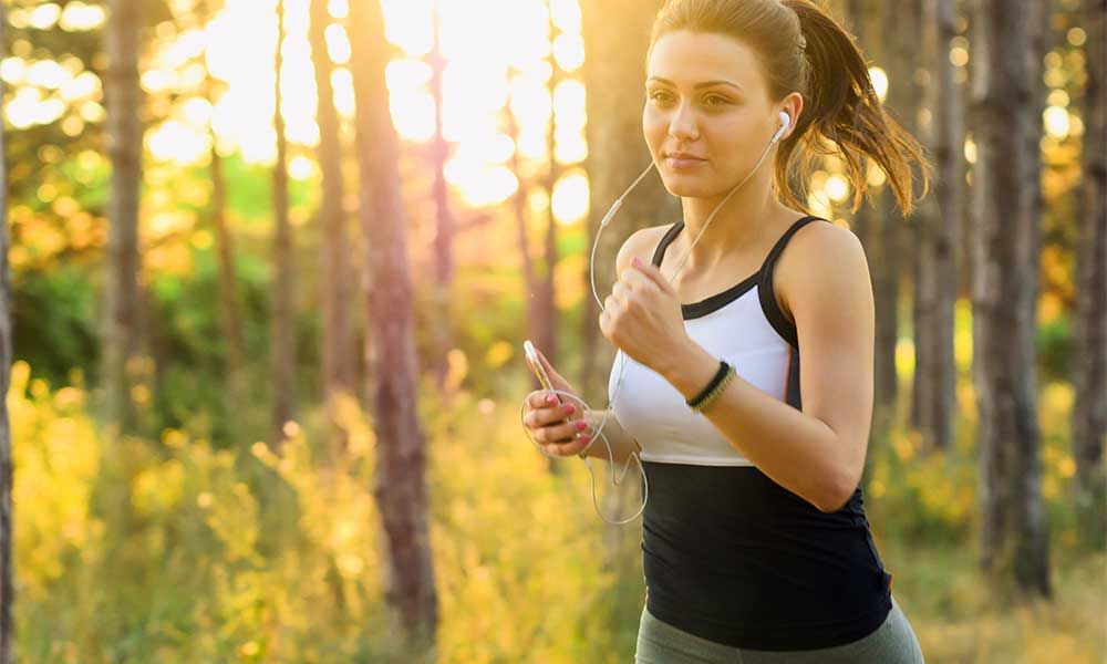 Frau joggt durch Wald