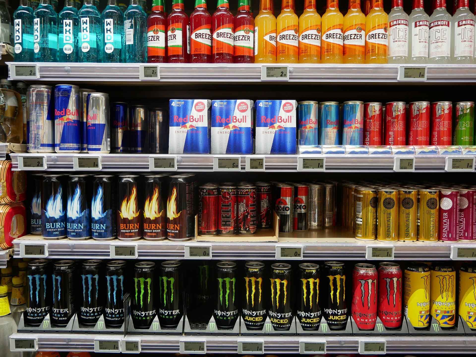 Kühlregal gefüllt mit Energy-Drinks